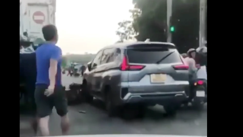 Nam thanh niên lao ô tô vào xe máy. Ảnh cắt từ clip