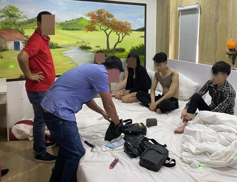 Hiện trường vụ thác loạn trong khách sạn. Ảnh: CA.