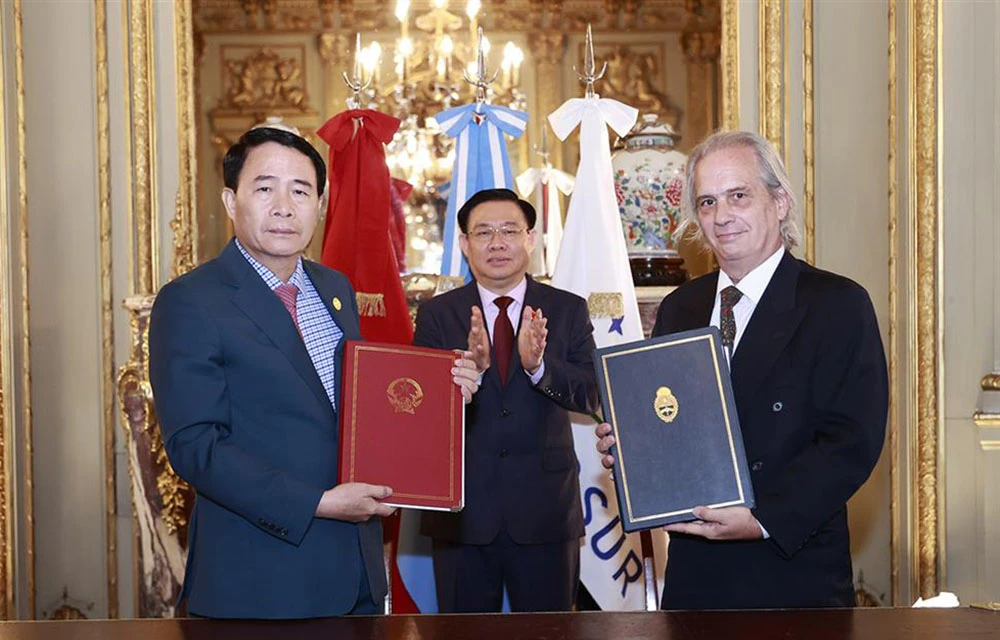 Thứ trưởng Lê Quốc Hùng và Đại sứ Pablo Anselmo Tettamanti ký kết Hiệp định về dẫn độ