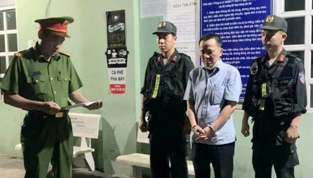 Giám đốc Trung tâm Đăng kiểm xe cơ giới 60.01S nghe lệnh bắt