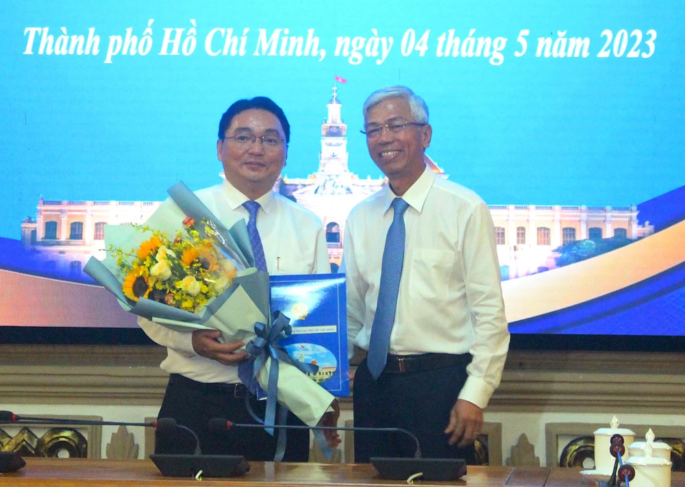 Phó Chủ tịch UBND TP.HCM Võ Văn Hoan trao quyết định cho ông Nguyễn Trần Bình. Ảnh: LÊ THOA