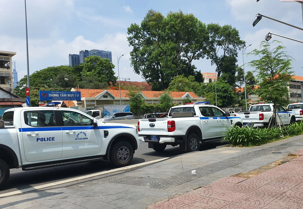 Công an Quận 1, huy động phương tiện lực lượng nhiều đơn vị trên địa bàn để kiểm tra một công ty tài chính trên địa bàn. Ảnh: NT Công an Quận 1, huy động phương tiện lực lượng nhiều đơn vị trên địa bàn để kiểm tra một công ty tài chính trên địa bàn. Ảnh: NT