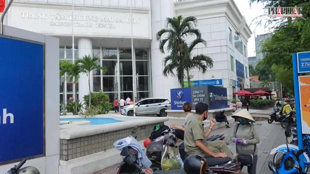 Các bảo vệ dân phố cũng được huy động đến khu vực làm nhiệm vụ. Ảnh: N.T Các bảo vệ dân phố cũng được huy động đến khu vực làm nhiệm vụ. Ảnh: N.T