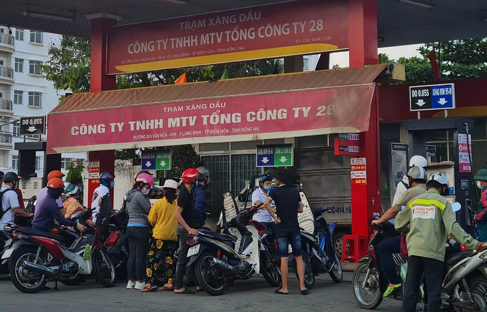 Nhân viên trạm xăng đã thực hiện động tác "trả về 0" trước khi bơm xăng cho mỗi khách hàng. Ảnh: V.H