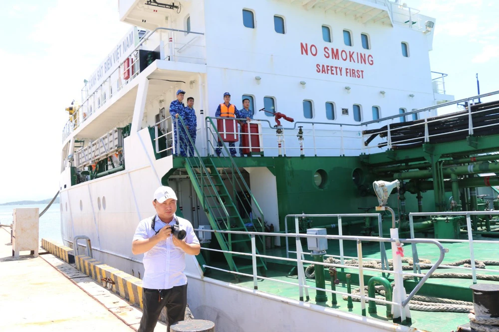 PV Huỳnh Hải tác nghiệp tác nghiệp tại sự kiện tàu Cảnh sát biển cứu ngư dân bị nạn