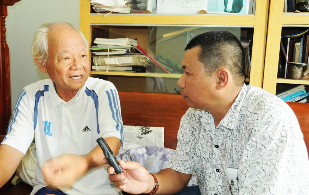 Nhà báo Tấn Lộc phỏng vấn Tiến sĩ Nguyễn Tác An về bảo vệ môi trường, sinh thái biển Nha Trang.