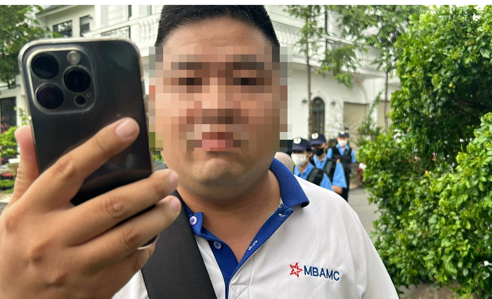 Người mặc áo có logo chữ MBBAMC liên tục lớn tiếng, cản trở phóng viên tác nghiệp