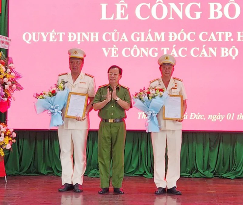 Thiếu tướng Trần Đức Tài, PGĐ Công an TP.HCM trao quyết định cho Thượng tá Nguyễn Đình Dương và Đại tá Nguyễn Hoàng Thắng. Ảnh: TỰ SANG Thiếu tướng Trần Đức Tài, PGĐ Công an TP.HCM trao quyết định cho Thượng tá Nguyễn Đình Dương và Đại tá Nguyễn Hoàng Thắng. Ảnh: TỰ SANG