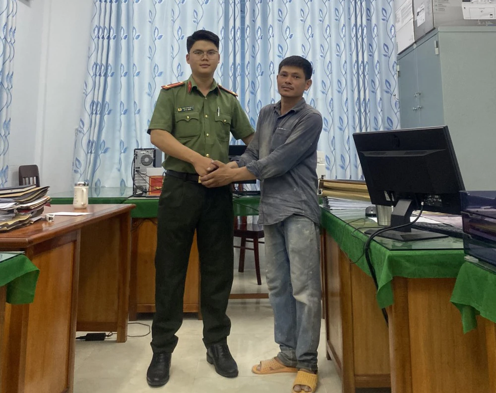 Anh Nguyễn Văn Út đến Phòng An ninh mạng Công an Quảng Ngãi nói lời cảm ơn. Ảnh: H.HÀ