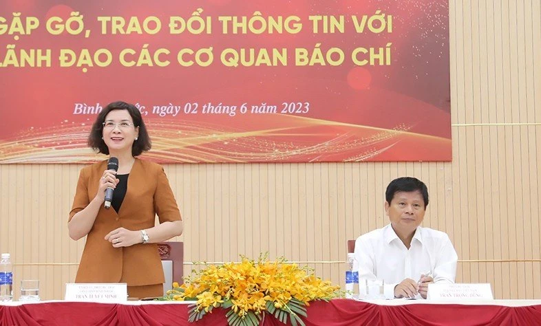 Phó Chủ tịch tỉnh Trần Tuyết Minh (trái) và Phó Chủ tịch Hội Nhà báo Việt Nam Trần Trọng Dũng chủ trì buổi gặp gỡ