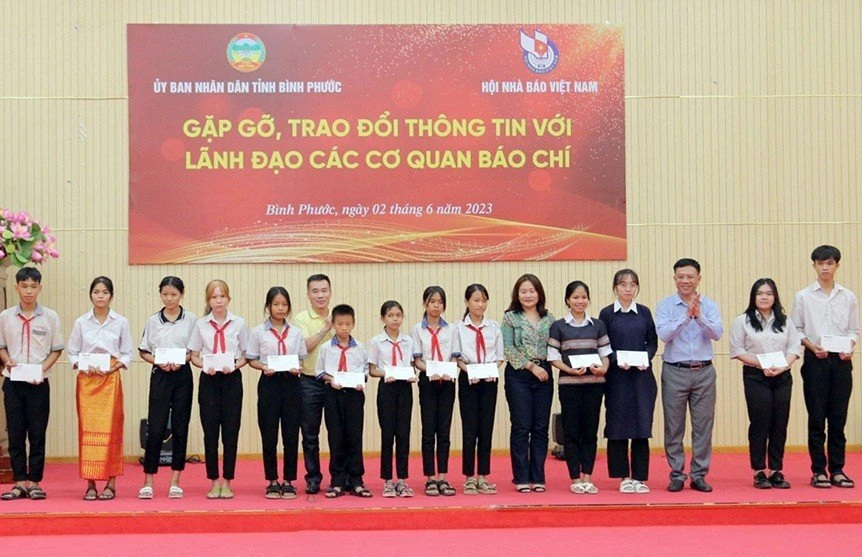 50 suất học bổng trị giá 100 triệu đồng trích từ Chương trình Học bổng được trao cho học sinh dân tộc thiểu số và học sinh nghèo