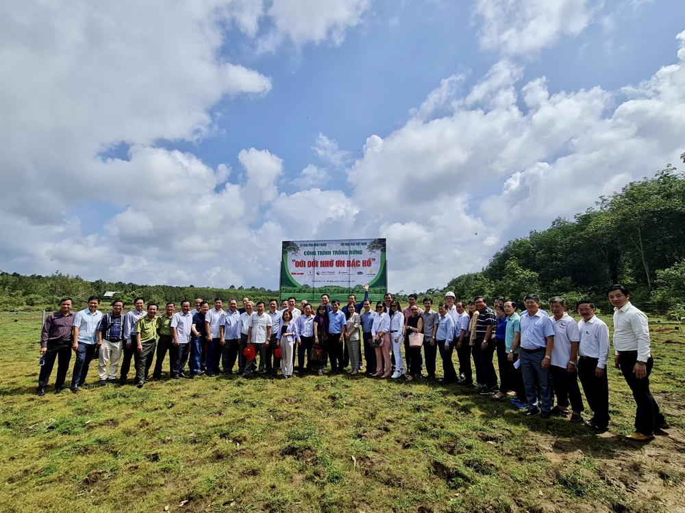 Đoàn lãnh đạo các cơ quan Báo chí phối hợp các Sở, Ban, Ngành, Hội nhà báo và các cơ quan báo chí Bình Phước trồng 3.300 cây gáo vàng ở xã Đồng Nai, huyện Bù Đăng