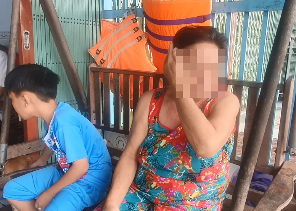 Mẹ của bị can Lại Phương Thuý khóc khi con gái bị giam hơn 3 tháng qua, để đàn con nhỏ cho bà trông nom, chăm sóc. Ảnh: TRẦN VŨ.