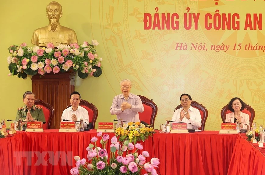 Tổng Bí thư Nguyễn Phú Trọng, Chủ tịch nước Võ Văn Thưởng, Thủ tướng Phạm Minh Chính cùng các đồng chí lãnh đạo Đảng, Nhà nước với các đồng chí trong Đảng ủy Công an Trung ương dự hội nghị. (Ảnh: Trí Dũng/TTXVN)