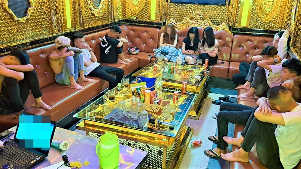 Tại một phòng trên lầu 6 của của quán karaoke, công an tỉnh Hậu Giang phát hiện có 11 thanh thiếu niên dương tính với ma túy. Ảnh: HOÀI XUYÊN