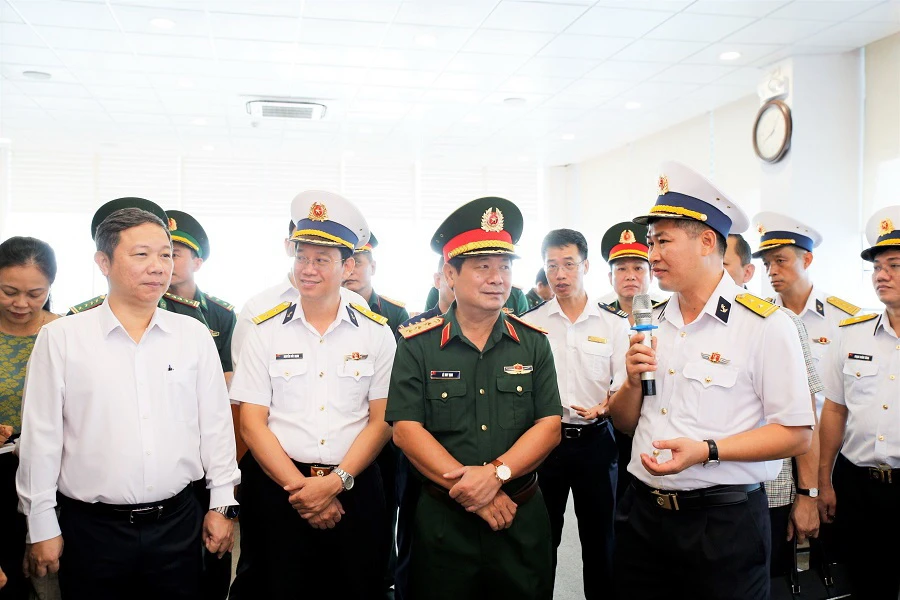 Thượng tướng Lê Huy Vịnh nghe giới thiệu công tác chuyển đổi số tại Trung tâm Điều hành sản xuất cảng Tân Cảng Cát Lái.