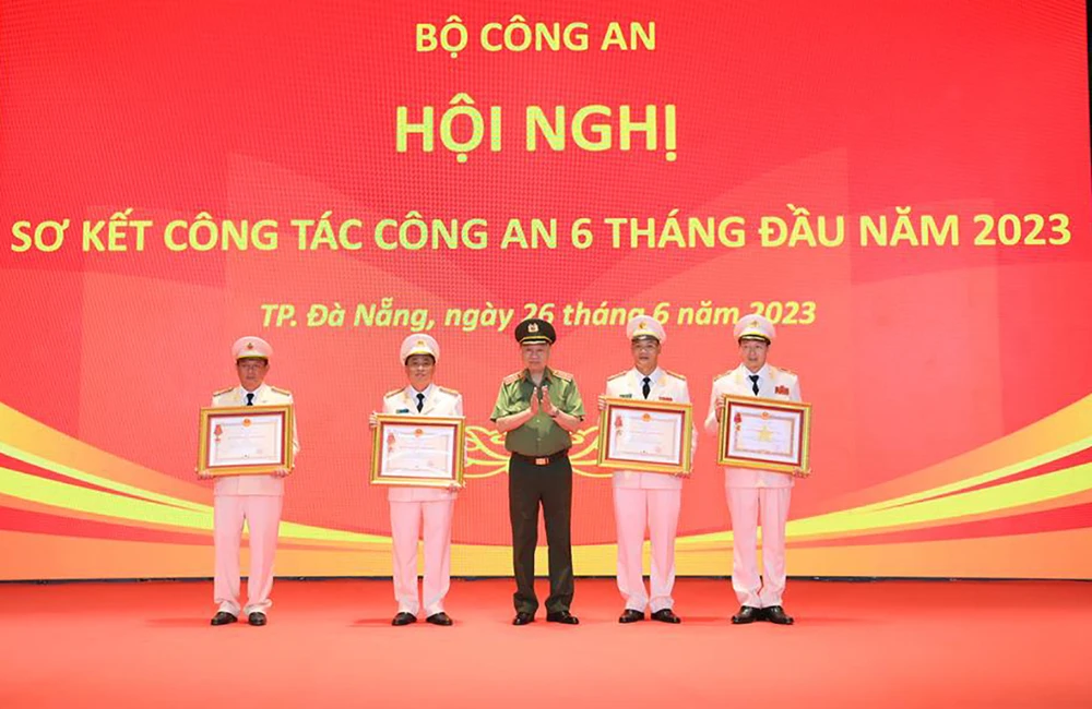 Thiếu tướng Vũ Hồng Văn và các cá nhân được tặng thưởng Huân chương Quân công, Huân chương Chiến công. Ảnh: Bocongan.gov.vn
