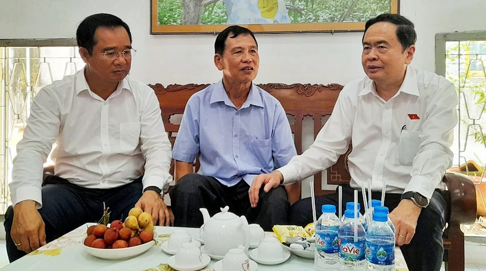 Phó Chủ tịch Thường trực Quốc hội Trần Thanh Mẫn thăm hỏi sức khỏe thương binh Đỗ Văn Tâm. Ảnh: HD