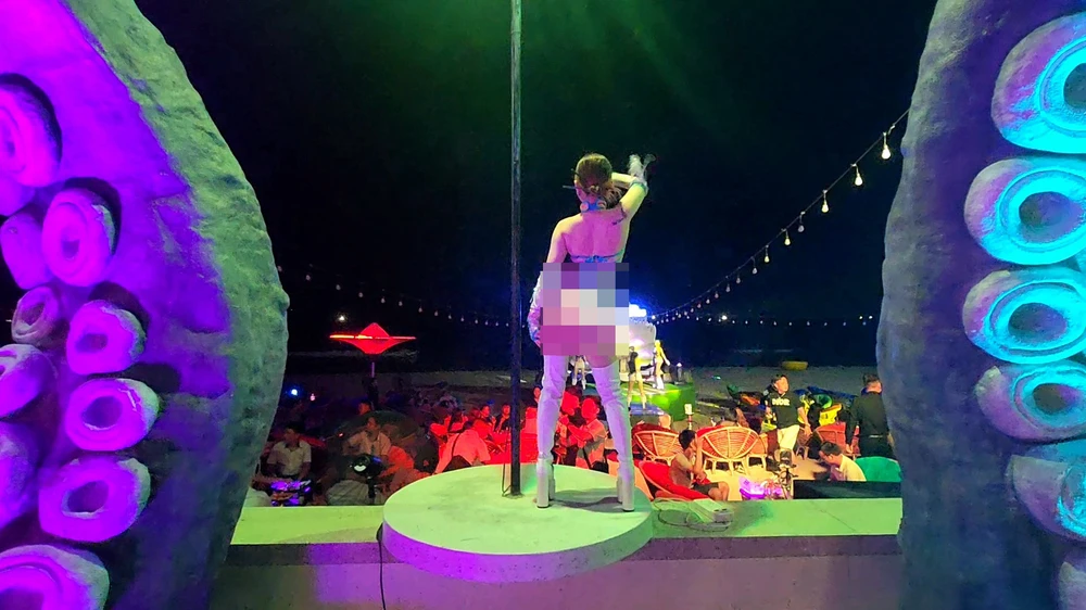 Vũ công với bộ trang phục "thiếu vải" trình diễn ngay trên bờ biển công cộng. Ảnh: Phi Lê Vũ công với bộ trang phục "thiếu vải" trình diễn ngay trên bờ biển công cộng. Ảnh: Phi Lê