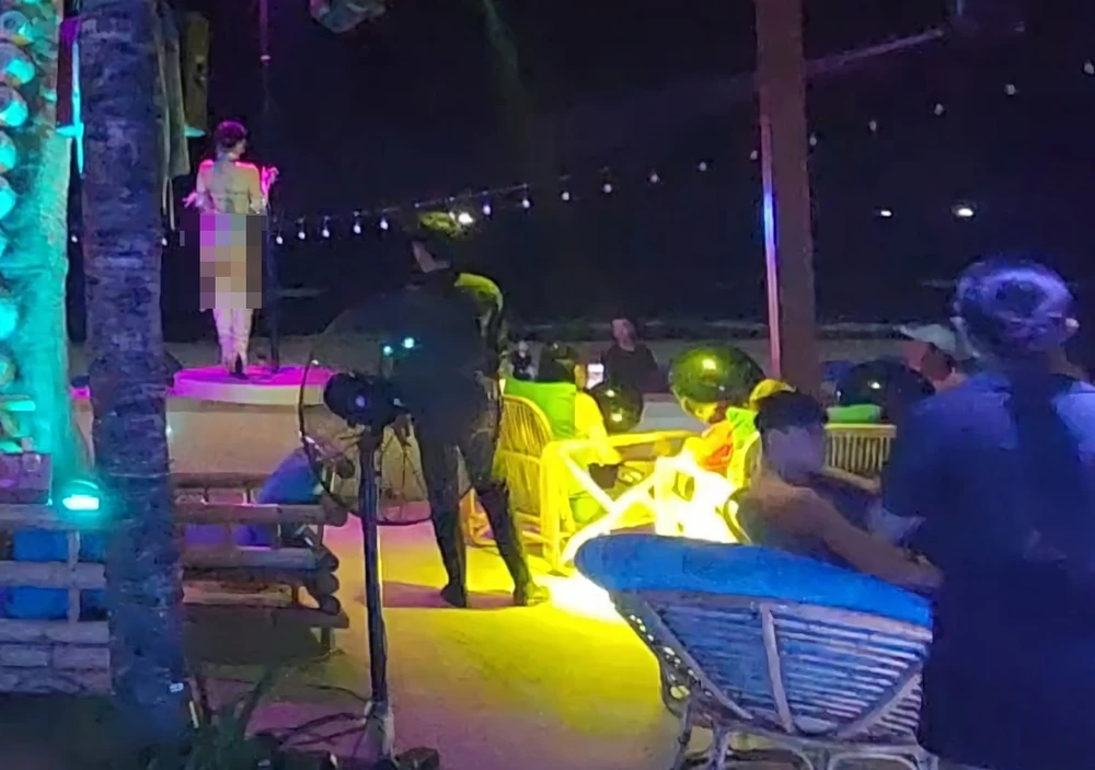 Một số khách còn sử dụng quả bóng màu đen và cười. Một số khách còn sử dụng quả bóng màu đen và cười.