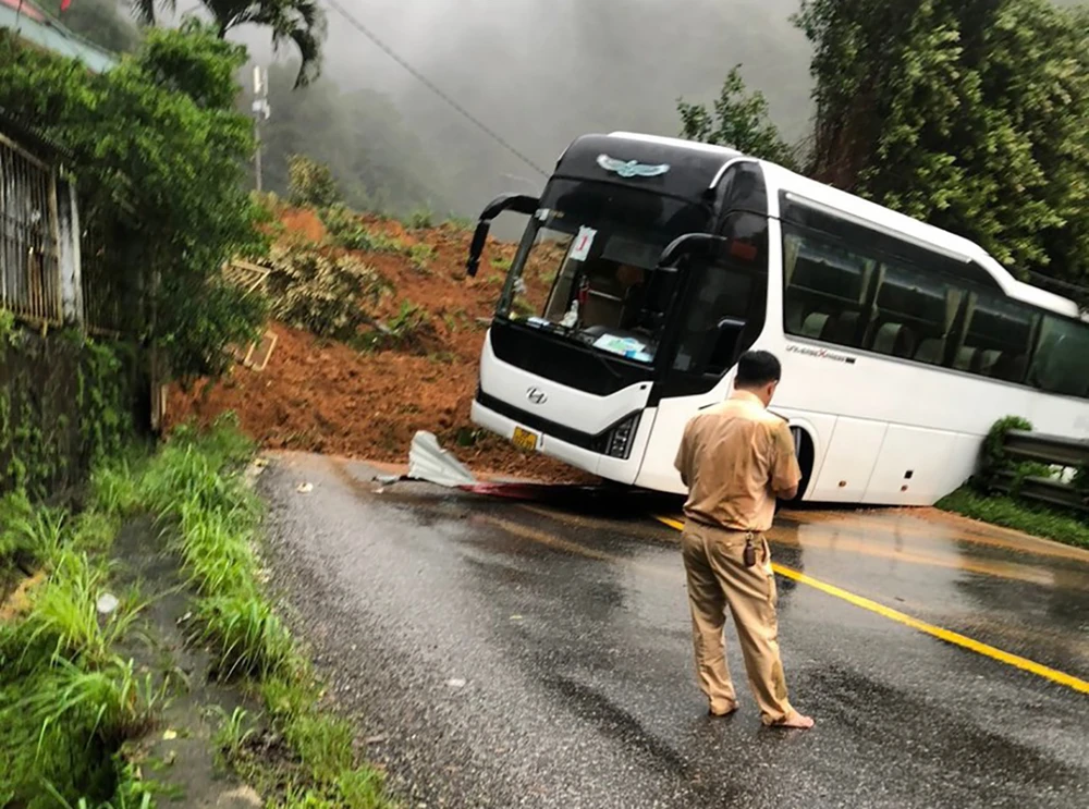 Sạt lở, giao thông qua đèo Bảo Lộc tạm thời bị chia cắt ảnh 1