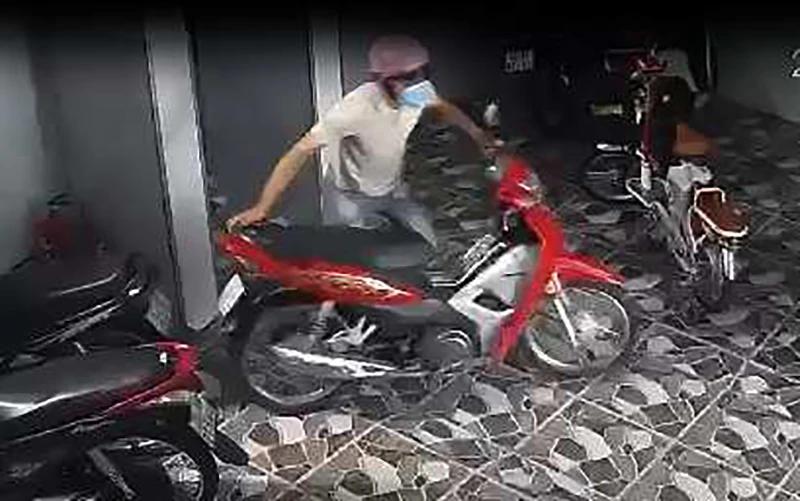 Xe máy hiệu Honda Wave Alpha màu đỏ đen bạc, biển số 78E1 - 499.86 cũng bị kẻ trộm lấy tại khu trọ.