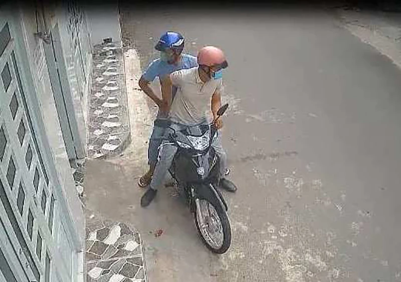 Hai kẻ trộm đột nhập lấy xe máy của sinh viên đang bị công an truy tìm