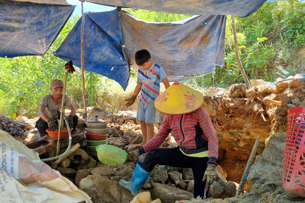 Hai vợ chồng dẫn theo con vào khai thác vàng trái phép. Ảnh: TN