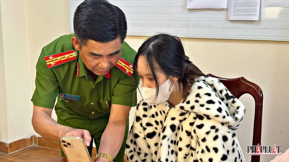 Đại tá Trần Vĩnh Phú trực tiếp làm việc để xác định hành vi của những người liên quan. Ảnh: VÕ TÙNG Đại tá Trần Vĩnh Phú trực tiếp làm việc để xác định hành vi của những người liên quan. Ảnh: VÕ TÙNG