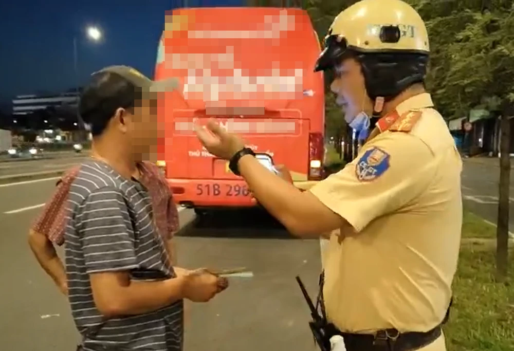dan-quang-cao-tren-xe_bi_csgt_phat.png
