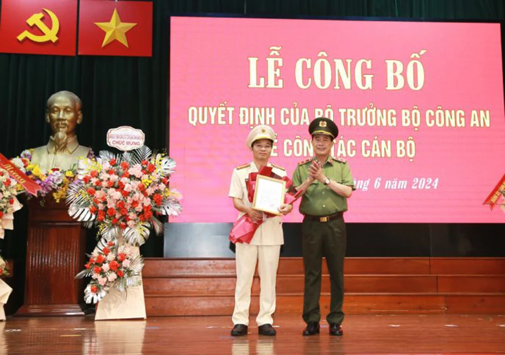 Trung tướng Lê Quốc Hùng, Ủy viên Trung ương Đảng, Thứ trưởng Bộ Công an trao hoa chúc mừng Đại tá Nguyễn Xuân Thao