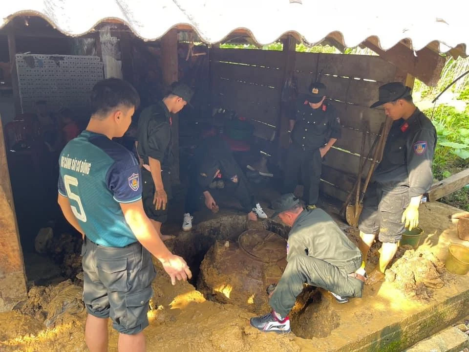 Các cán bộ chiến sỹ Phòng Cảnh sát cơ động Công an tỉnh Tuyên Quang giúp nhân dân. Ảnh: PV