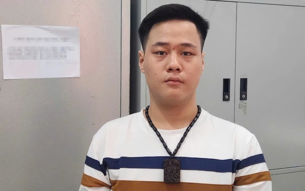 Đối tượng kề dao vào hông người phụ nữ bán hoa quả để cướp tài sản