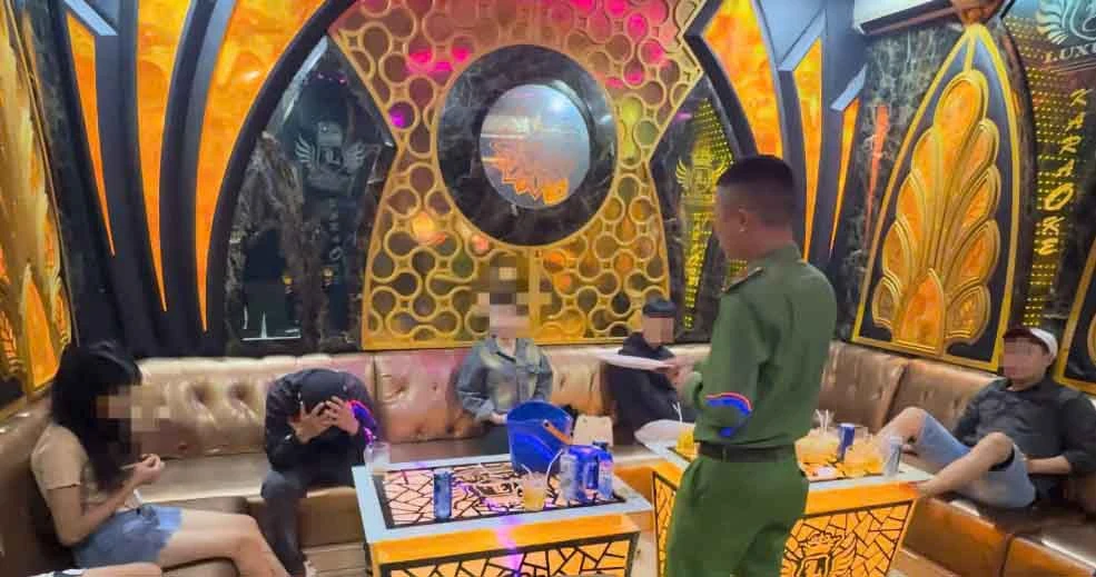 2 nữ tiếp viên quán karaoke bay lắc cùng khách bị bắt quả tang