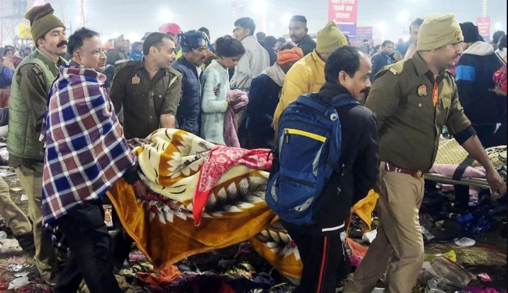 Lực lượng cứu hộ chuyển nạn nhân sau vụ giẫm đạp ở Ấn Độ