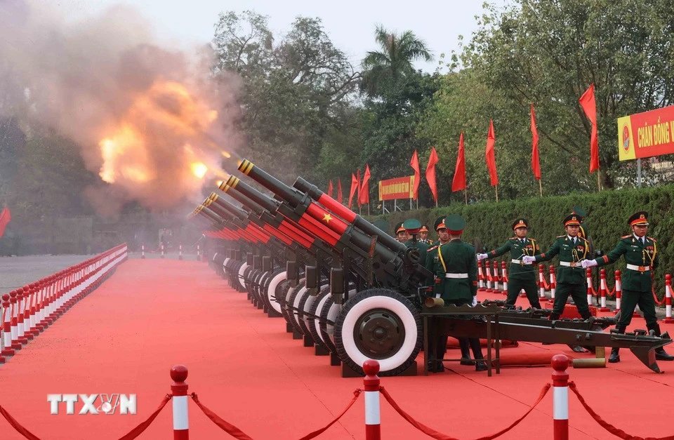 Nghi thức bắn 21 phát đại bác chào mừng Tổng Bí thư, Chủ tịch nước Trung Quốc Tập Cận Bình. (Ảnh: An Đăng - TTXVN)
