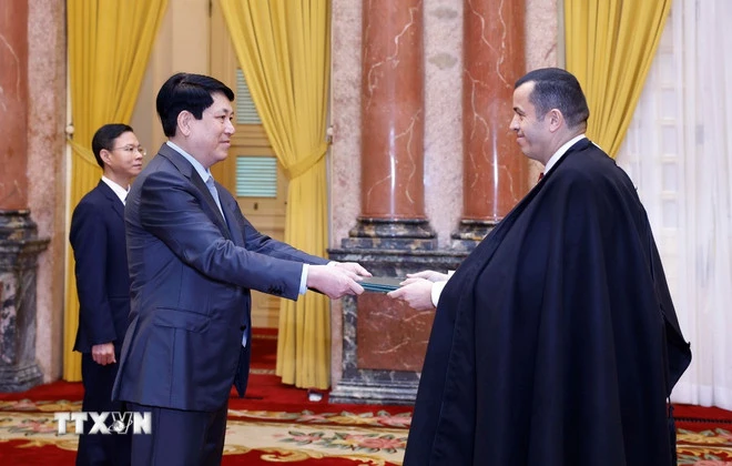 Chủ tịch nước Lương Cường nhận Quốc thư từ Đại sứ Cộng hòa Dân chủ Nhân dân Algeria tại Việt Nam Azeddine Bechka. (Ảnh: Lâm Khánh/TTXVN)