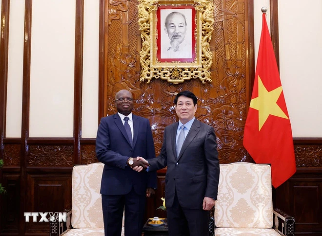 Chủ tịch nước Lương Cường tiếp Đại sứ Cộng hòa Angola tại Việt Nam Fernando Miguel. (Ảnh: Lâm Khánh/TTXVN)