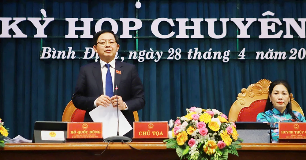 Ông Hồ Quốc Dũng, Bí thư Tỉnh ủy, Chủ tịch HĐND tỉnh Bình Định, phát biểu tại kỳ họp. Ảnh: HL