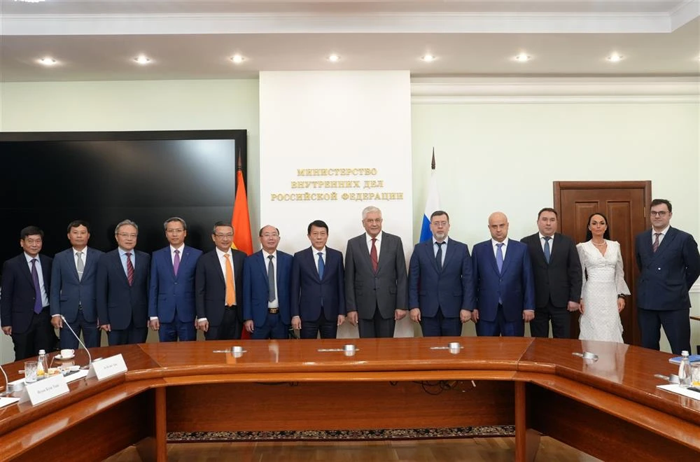 Các đại biểu chụp ảnh lưu niệm.