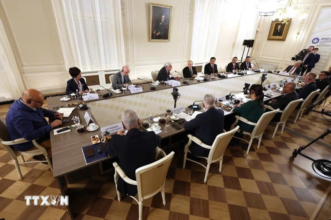 Quang cảnh cuộc gặp, trả lời phỏng vấn giữa Tổng thống Liên bang Nga Vladimir Putin với Trưởng đoàn đại biểu các Hãng thông tấn OANA và đại diện cơ quan truyền thông lớn trên thế giới. (Ảnh: Quang Vinh/TTXVN)