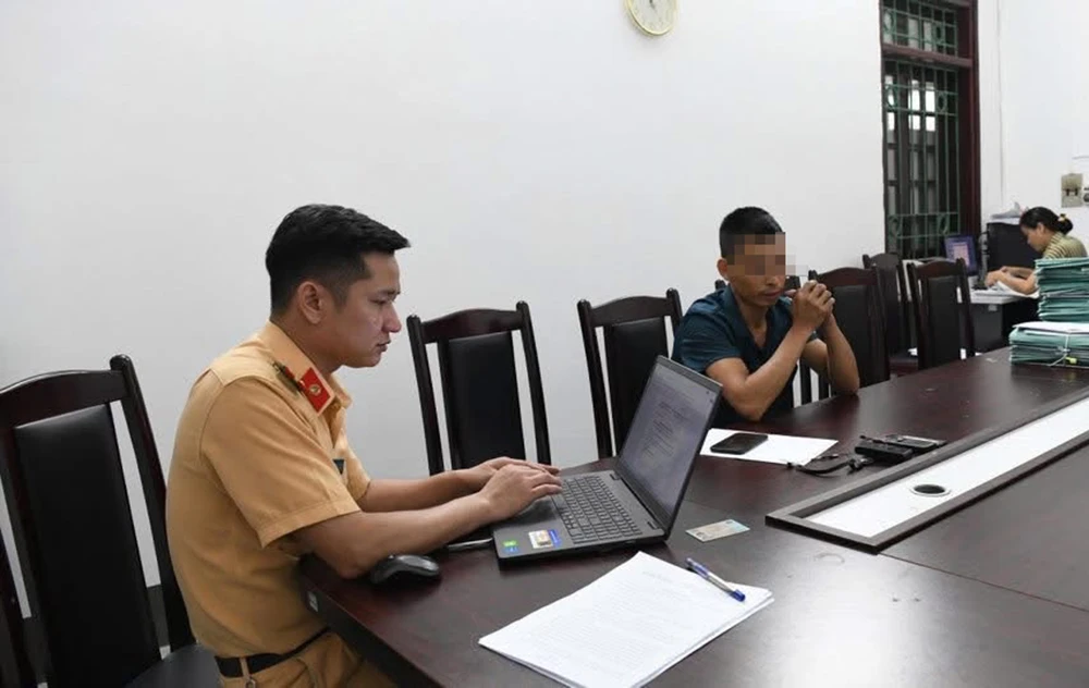 Phát hiện thí sinh sử dụng thiết bị công nghệ gian lận sát hạch lái xe do công an tổ chức