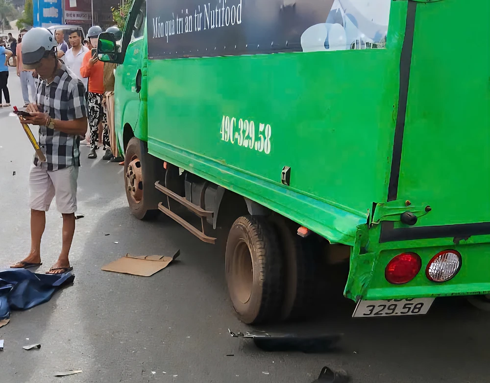 Nam thanh niên chạy xe máy từ Quốc lộ 20 vào đường Lê Lợi, phường B’Lao, tỉnh Lâm Đồng thì tông vào đuôi xe tải đỗ ven đường.