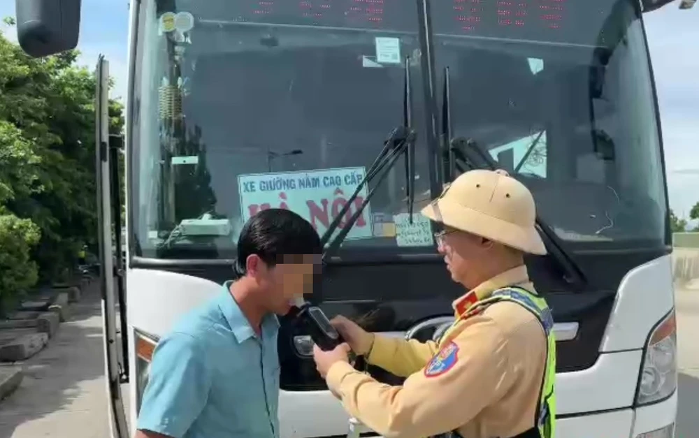 Nhận thay là người lái xe khách khi bị CSGT kiểm tra