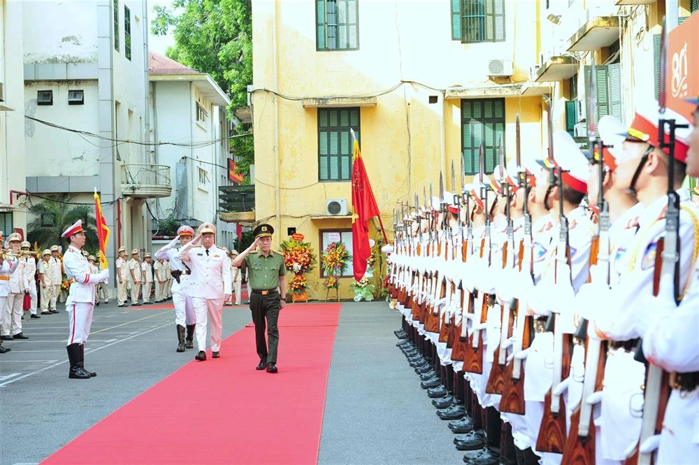 Bộ trưởng Lương Tam Quang duyệt Đội danh dự.