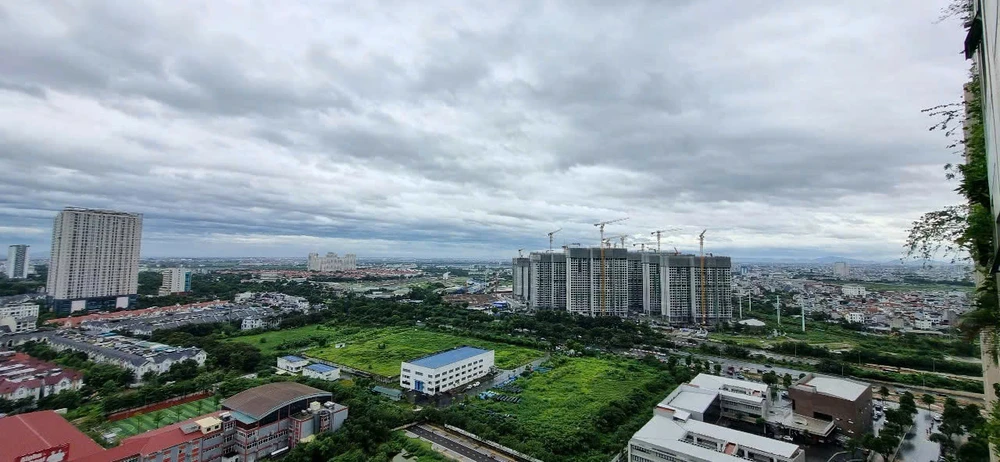 7 giờ sáng 22-7, Hà Nội đã tạnh mưa, trời mát mẻ. Ảnh: VIẾT LONG