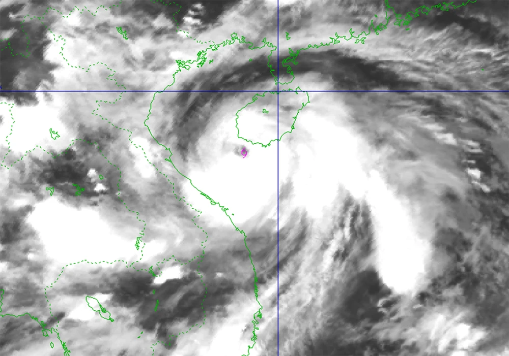 Bão số 5 cực mạnh áp sát bờ, gió giật cấp 17