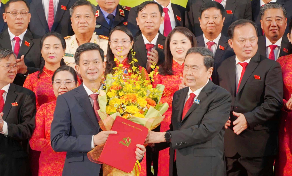 Chủ tịch Quốc hội Trần Thanh Mẫn trao quyết định cho ông Lê Quang Tùng