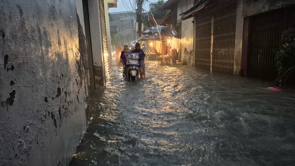 Hà Nội ngập khắp nơi, nhiều sinh hoạt bị ảnh hưởng nghiêm trọng ảnh 5