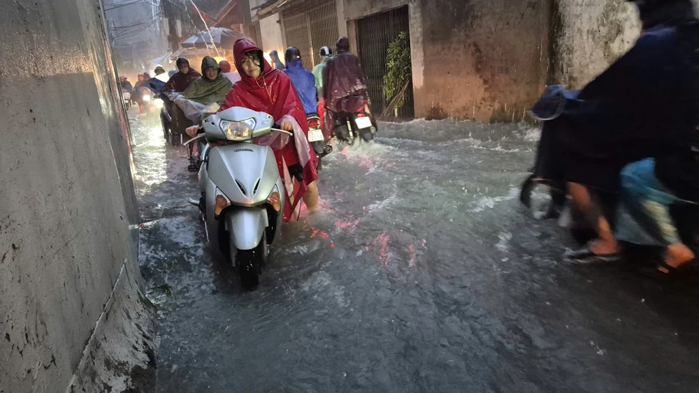 Hà Nội ngập khắp nơi, nhiều sinh hoạt bị ảnh hưởng nghiêm trọng ảnh 6